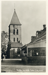 10570 Gezicht op de toren van de N.H.-kerk te Vleuten uit het zuiden; met rechts de warande van het café Het Oude ...